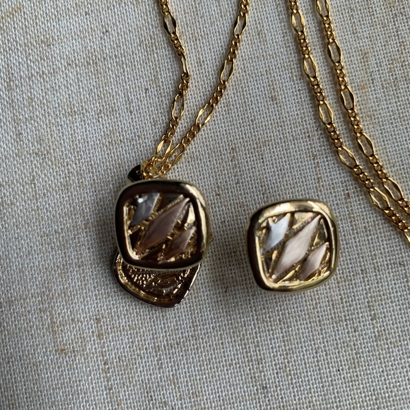 Necklace and earring set Tri gold detail. - Picture 5 of 5